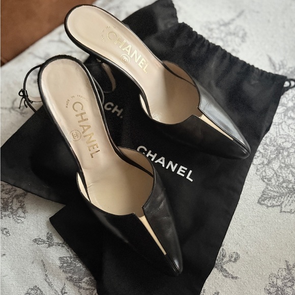 Vintage CHANEL Black & Cream Stilettos - Picture 1 of 6